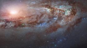 NASA publica foto de galaxia inusual que se acerca a la Vía Láctea