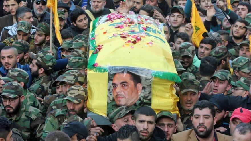 Libaneses celebran en Beirut el funeral de Samir Kuntar, un líder de Hezbolá, asesinato en un ataque aéreo israelí en Siria en diciembre de 2015.