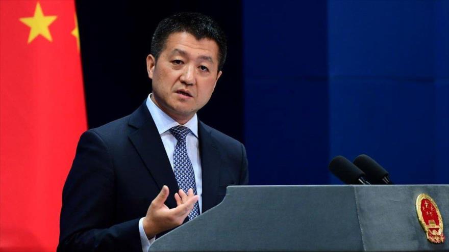 El portavoz de la Cancillería de China, Lu Kang, en una conferencia de prensa.