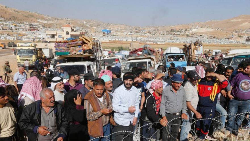 Refugiados sirios se preparan para regresar a Siria desde la frontera de la ciudad libanesa de Arsal, 28 de junio de 2018. (Reuters)