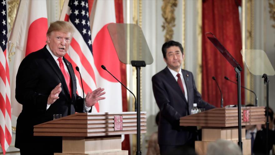 El presidente de EE.UU., Donald Trump (izda.) y el premier de Japón, Shinzo Abe, en una rueda de prensa en Tokio, 27 de mayo de 2019. (Foto: AFP)