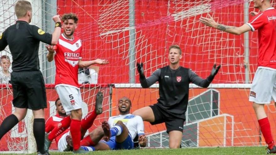Vídeo: Árbitro holandés marca un gol y lo da como válido