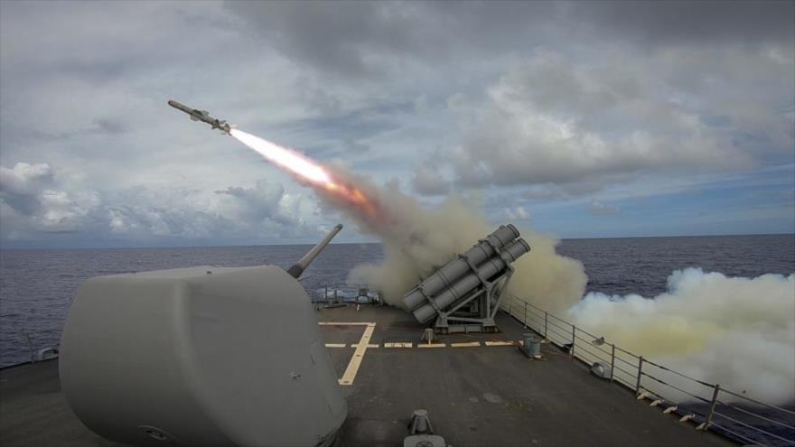 El crucero lanzamisiles USS Chancellorsville de la Marina estadounidense lanza un misil antibuque Hapoon.