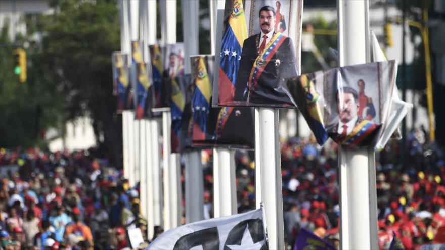 Carteles con la efigie del presidente venezolano, Nicolás Maduro, en una manifestación en Caracas, 1 de mayo de 2019. (Foto: AFP)