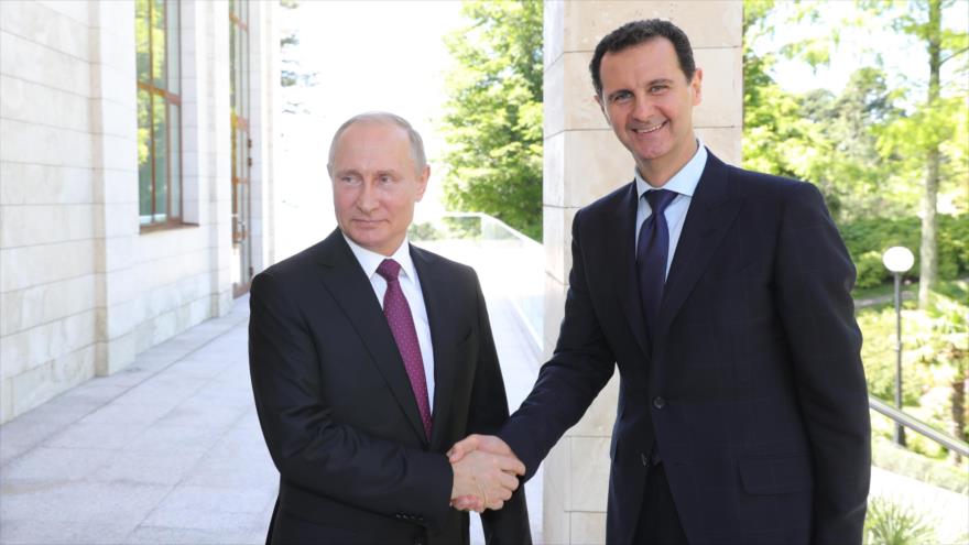 El presidente ruso, Vladimir Putin (izda.), con su par sirio, Bashar al-Asad, en Sochi, Rusia, 17 de mayo de 2018. (Foto: AFP)