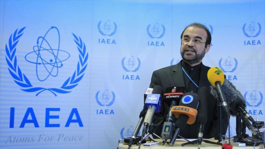 El director general para Asuntos de Paz y Seguridad Internacional de la Cancillería iraní, Reza Nayafi, habla durante una rueda de prensa.