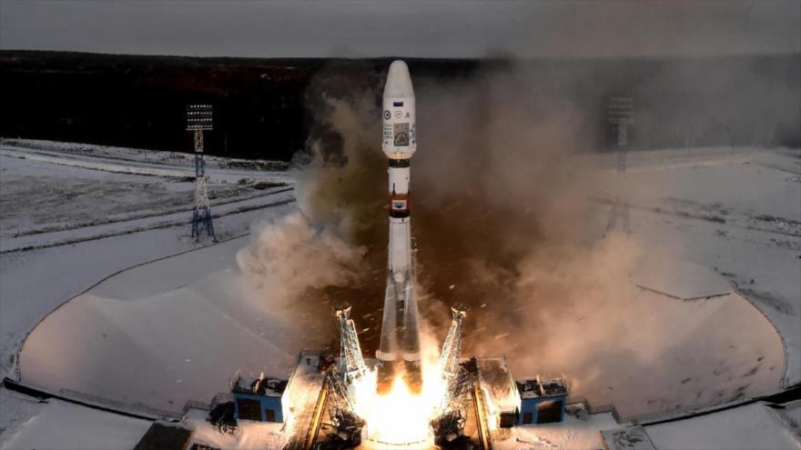 El cohete Soyuz-2.1b que transporta el satélite de Rusia y otros equipos se despega de la plataforma de lanzamiento en Vostochny, 28 de noviembre de 2017.