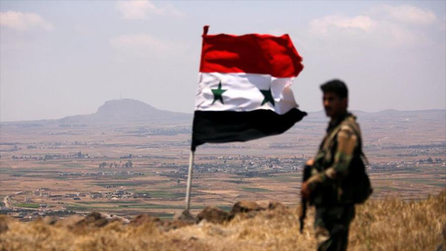 Bandera nacional siria enarbolada en una localidad en los altos del Golán.