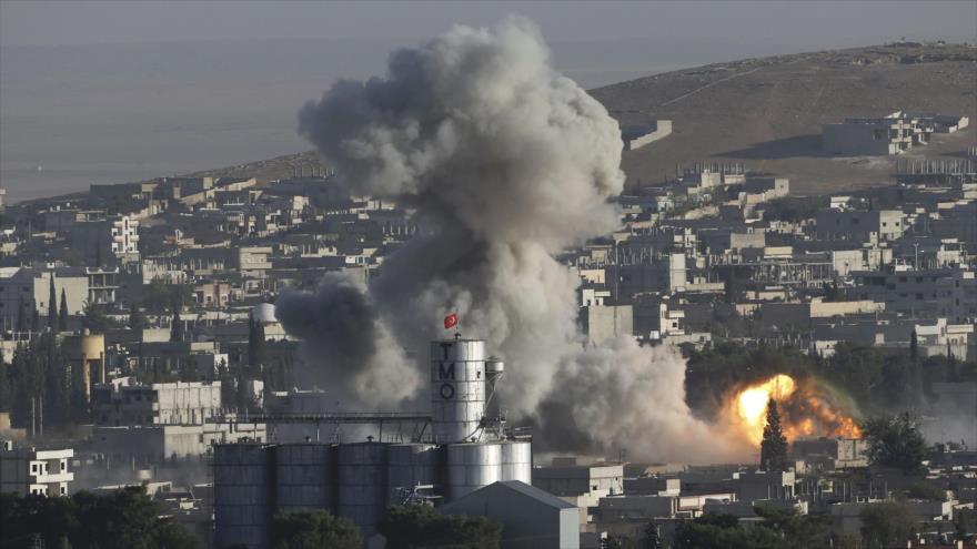 Una nube de humo se eleva después de un bombardeo de la coalición internacional, dirigida por EE.UU., en la ciudad siria de Kobani, 10 agosto de 2014.