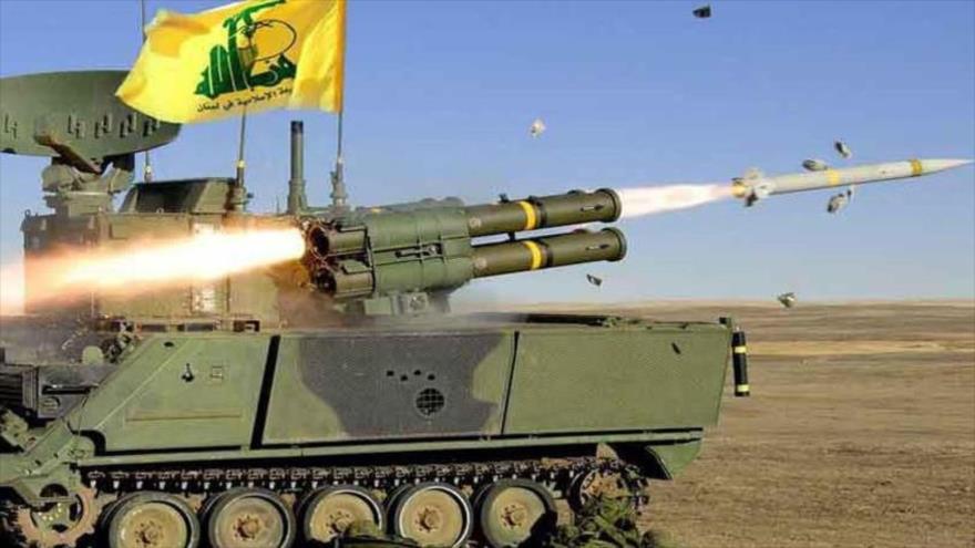 El momento de lanzamiento de un misil por los combatientes del Movimiento de Resistencia Islámica de El Líbano (Hezbolá).