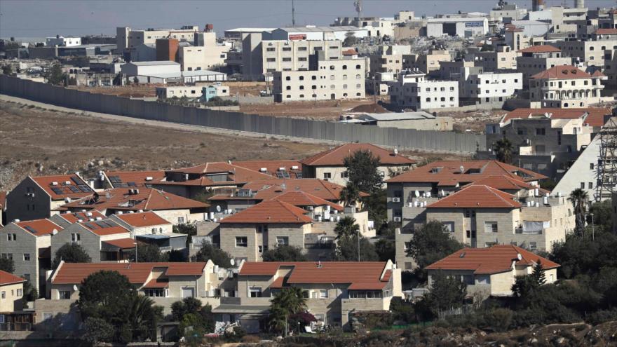 Vista general del asentamiento ilegal israelí de Pisgat Zeev en el este de Al-Quds (Jerusalén), 27 de septiembre de 2018. (Foto: AFP)
