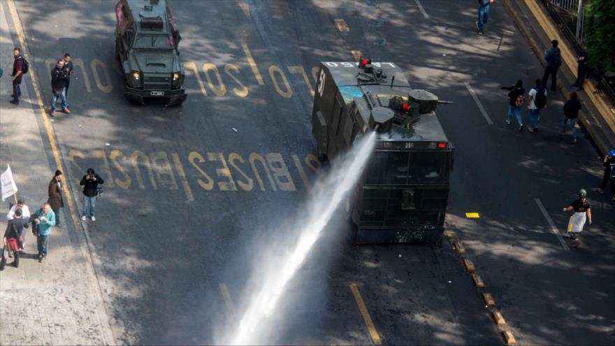 Carabineros reprimen brutalmente protesta estudiantil en Chile | HISPANTV