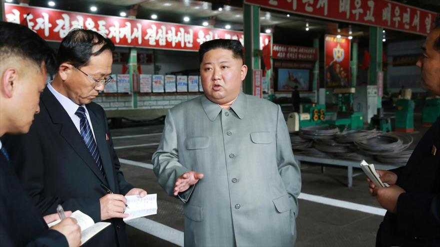 Una foto publicada el 1 de junio de 2019 por KCNA muestra al líder norcoreano, Kim Jong-un, visitando General Machine Factory, en la provincia de Jagang.
