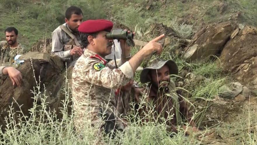 El ministro de Defensa de Yemen Muhamed Naser al-Atefi, vigila el movimiento de las tropas saudíes en la frontera yemení-saudí.