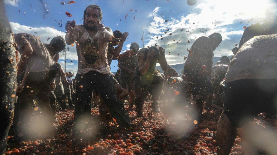 Vídeo: Colombianos celebran su batalla del tomate anual