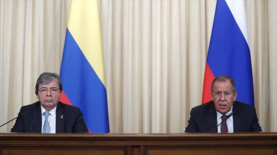 El canciller ruso, Serguéi Lavrov (dcha.), en una rueda de prensa conjunta con su par colombiano, Carlos Holmes Trujillo.