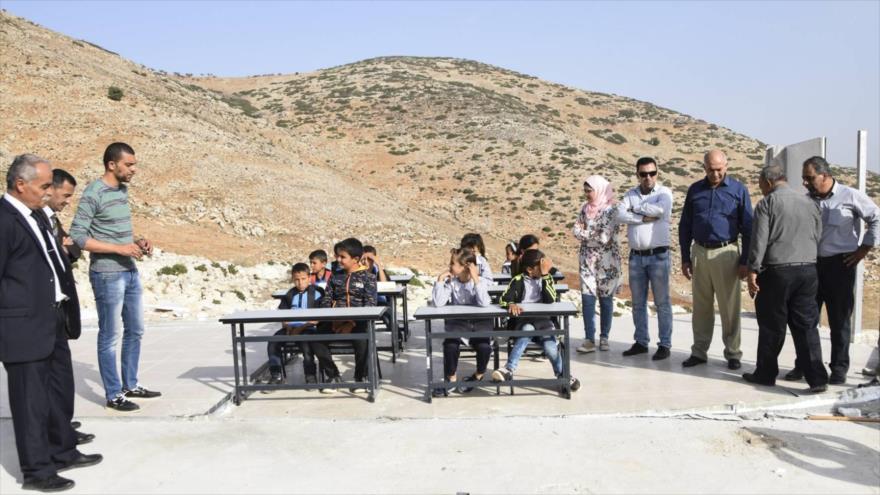 Alumnos de la localidad palestina de Ibziq reciben clases en el solar de las aulas desmanteladas por el ejército de Israel, octubre de 2018.