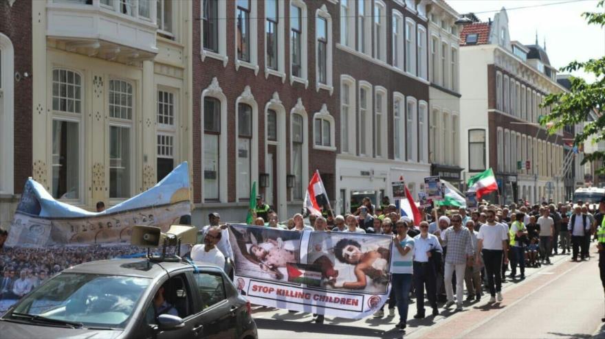 Cientos de manifestantes conmemoran el Día Mundial de Al-Quds frente a la sede de la Corte Penal Internacional (CPI), en La Haya, 3 de junio de 2019.