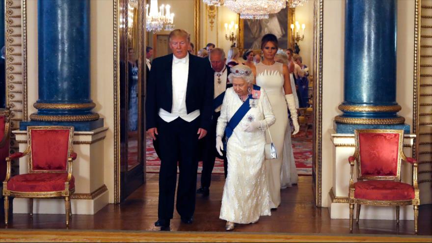 Trump se reúne con la reina Isabel II en medio de protestas | HISPANTV