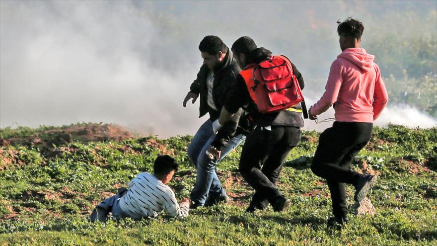 Los palestinos ayudan a un niño herido por ataques israelíes en Gaza, 22 de febrero de 2019. (Foto: AFP)