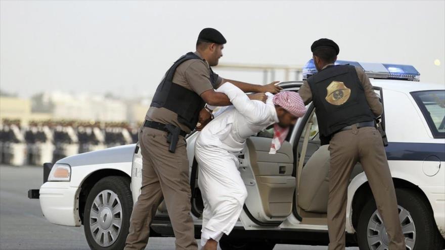 Agentes militares saudíes arrestan a un ciudadano en Riad, la capital de Arabia Saudí.