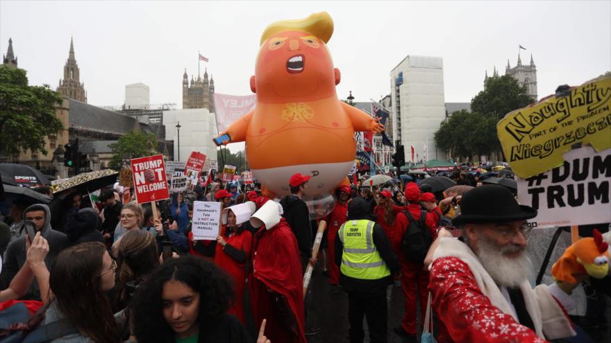 Inflan en Londres (capital británica) un globo gigante que representa al presidente de EE.UU., Donald Trump, 4 de junio de 2019. (Foto: AFP)