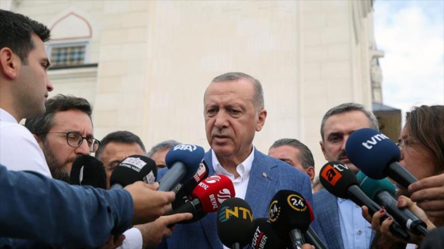 El presidente turco, Recep Tayyip Erdogan, habla con los periodistas tras la oración del Eid al-Fitr, Estambul, 4 de junio de 2019. (Foto: tccb.gov.tr)