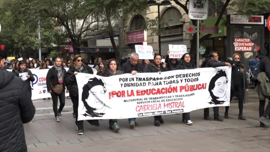 Profesores chilenos asisten al “funeral de la educación pública”