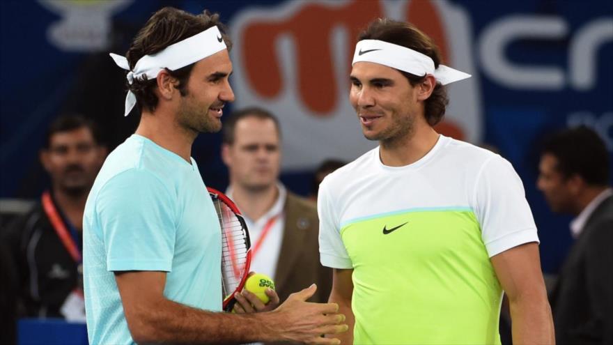 Rafael Nadal (dcha.) y Roger Federer se saludan durante en el International Premier Tennis League en Nueva Delhi, 12 de diciembre de 2015. (Foto: AFP)