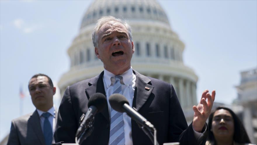 El senador por el estado de Virginia, Tim Kaine, habla ante sus seguidores en las inmediaciones del Capitolio, Washington, la capital federal de EE.UU.