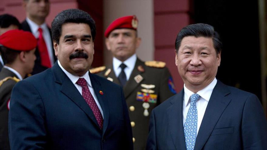 El presidente chino, Xi Jinping (dcha.), junto a su par venezolano, Nicolás Maduro.