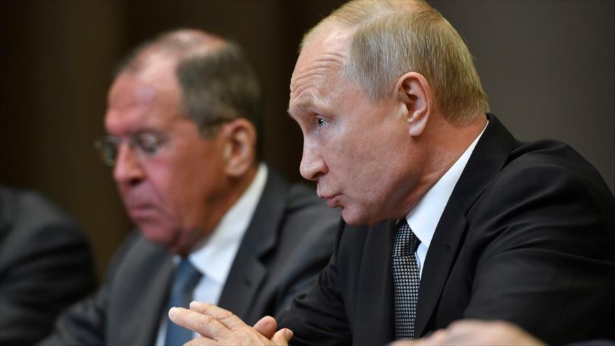 El presidente ruso, Vladimir Putin, junto a su canciller Serguéi Lavrov, se reúne con funcionarios estadounidenses.
