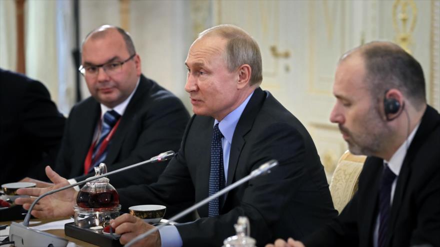 El presidente ruso, Vladimir Putin, habla con la prensa al margen del Foro Económico Internacional de San Petersburgo, 6 de junio de 2019. (Foto: AFP)
