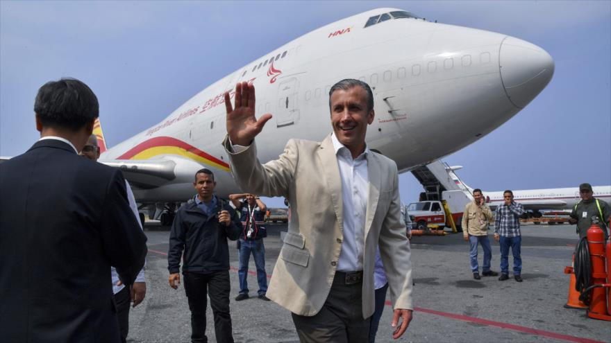 El vicepresidente venezolano Tareck El Aissami da la bienvenida a un avión de carga chino, 29 de marzo de 2019. (Foto: AFP)