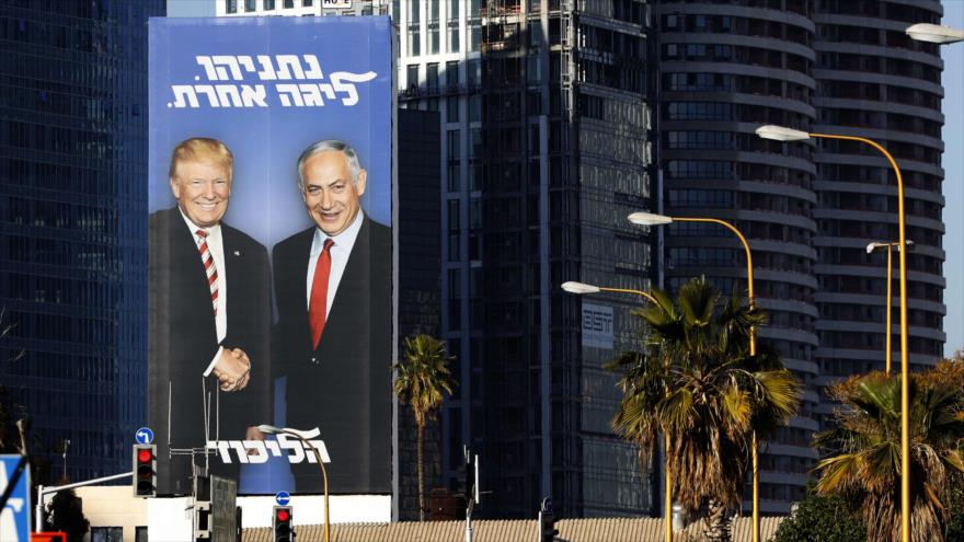 Una cartelera del presidente estadounidense, Donald Trump, junto con el primer ministro israelí, Benjamín Netnayahu, en los territorios ocupados, 3 de febrero de 2019. (Foto: AFP)