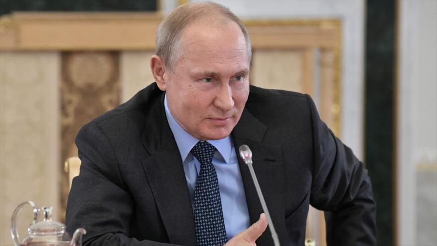 El presidente ruso, Vladimir Putin, habla con la prensa al margen del Foro Económico Internacional de San Petersburgo, 6 de junio de 2019. (Foto: AFP)
