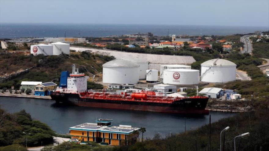 Un petrolero atracado en la terminal de la Refinería de Petróleo de Isla de PDVSA en Willemstad en la isla de Curazao