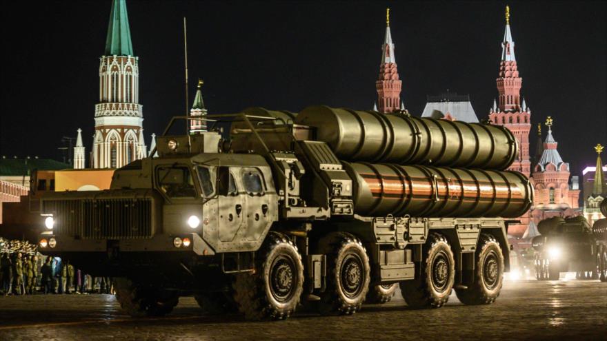 Sistemas antiaéreos rusos S-400 en la Plaza Roja durante un ensayo para el Desfile de la Victoria en Moscú (capital), 4 de mayo de 2019. (Foto: AFP) 