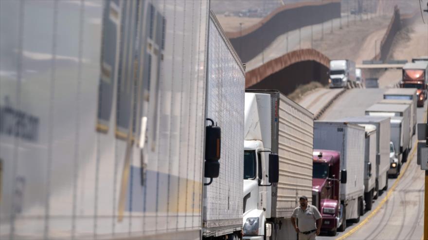 Camiones de carga se alinean para cruzar a EE.UU. en Tijuana, estado de Baja California en México, 6 de junio de 2019.