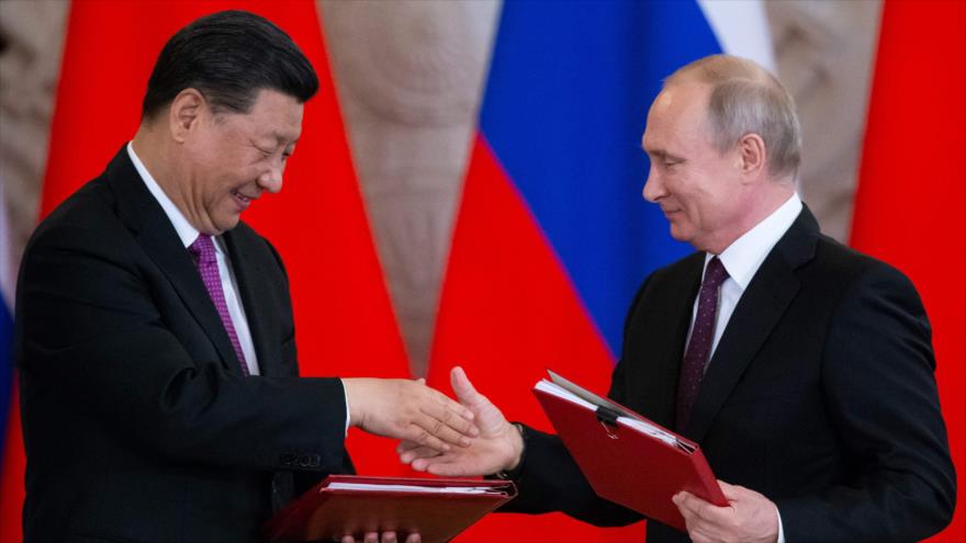 El presidente ruso, Vladimir Putin (dcha), y su par chino, Xi Jinping, se reúnen en el Kremlin, Moscú, capital rusa, 5 de junio de 2019. (Foto: AFP)
