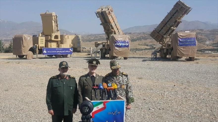 El ministro de Defensa de Irán (C) en la exhibición del nuevo sistema de defensa aérea ‘15 de Jordad’, 9 de junio de 2019.