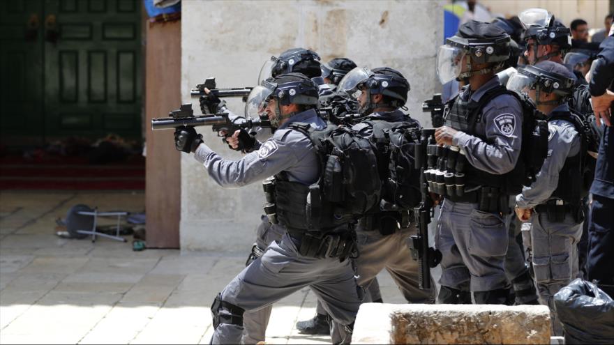 Las fuerzas israelíes reprimen manifestantes palestinos en la Mezquita Al-Aqsa, en la ciudad de Al-Quds (Jerusalén), 2 de junio de 2019. (Foto: AFP).