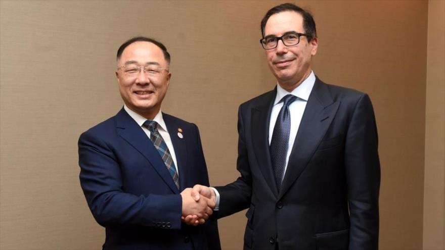 El ministro surcoreano de Economía y Finanzas, Hong Nam-ki (izq.), y el secretario de Tesoro de EE.UU., Steven Munchin, en Japón, 9 de junio de 2019.