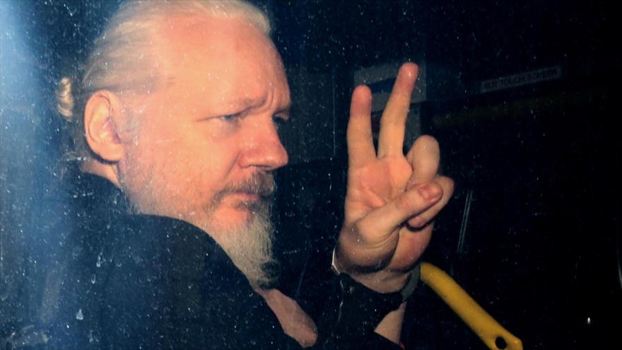 El fundador de WikiLeaks, Julian Assange, hace el gesto de victoria desde una furgoneta policial en Londres, 1 de mayo de 2019.