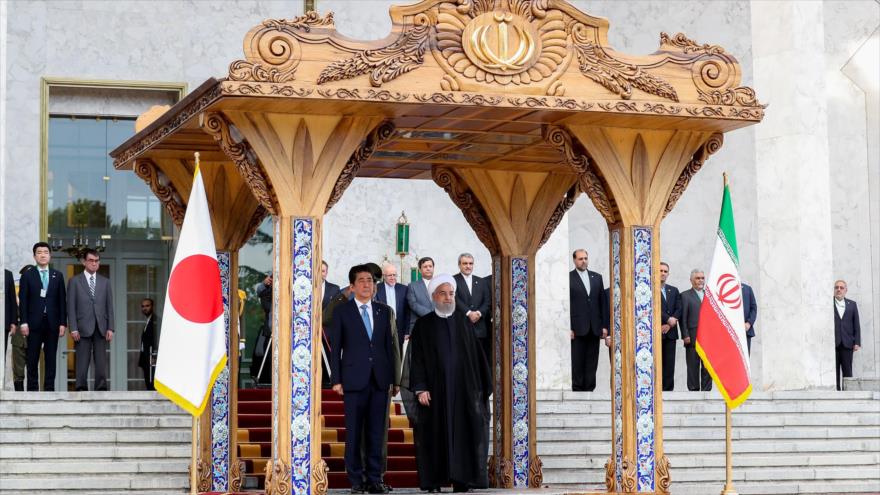 Rohani recibe en Teherán al primer ministro japonés Shinzo Abe 