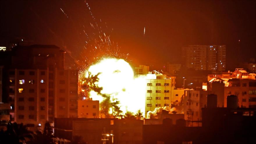 Explosión resultante de un ataque israelí contra la Franja de Gaza, 4 de mayo de 2019. (Foto: AFP)