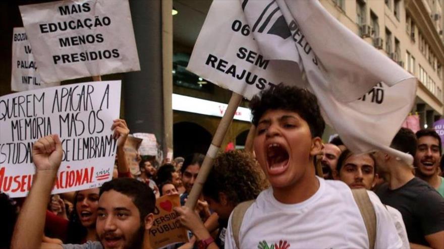 Miles de estudiantes protestan contra los cortes en la educación del Gobierno del presidente brasileño, Jair Bolsonaro, en Río de Janeiro, 31 mayo 2019. (Foto: Efe)