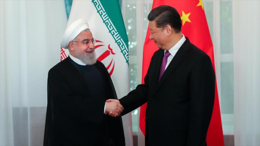 El presidente de Irán, Hasan Rohani (izda.), saluda a su par chino, Xi Jinping, en una reunión en Kirguistán, 14 de junio de 2019. (Foto: President.ir)