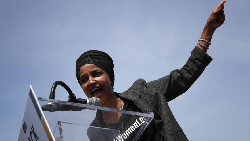 La congresista estadounidense Ilhan Omar habla en un evento fuera del Capitolio de EE.UU., en Washington, 30 de abril de 2019. (Foto: AFP)

