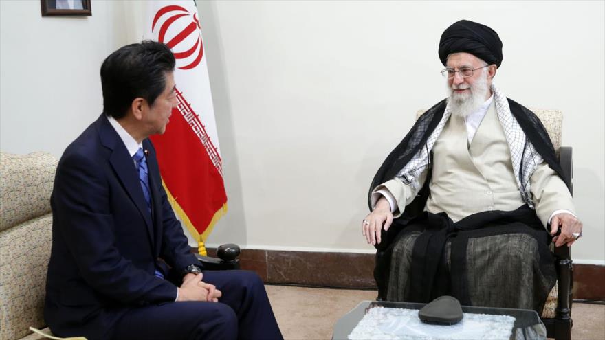 El Líder iraní, el ayatolá Seyed Ali Jamenei, reunido con el primer ministro de Japón, Shinzo Abe, 13 de junio de 2019. (Foto: Leader.ir)